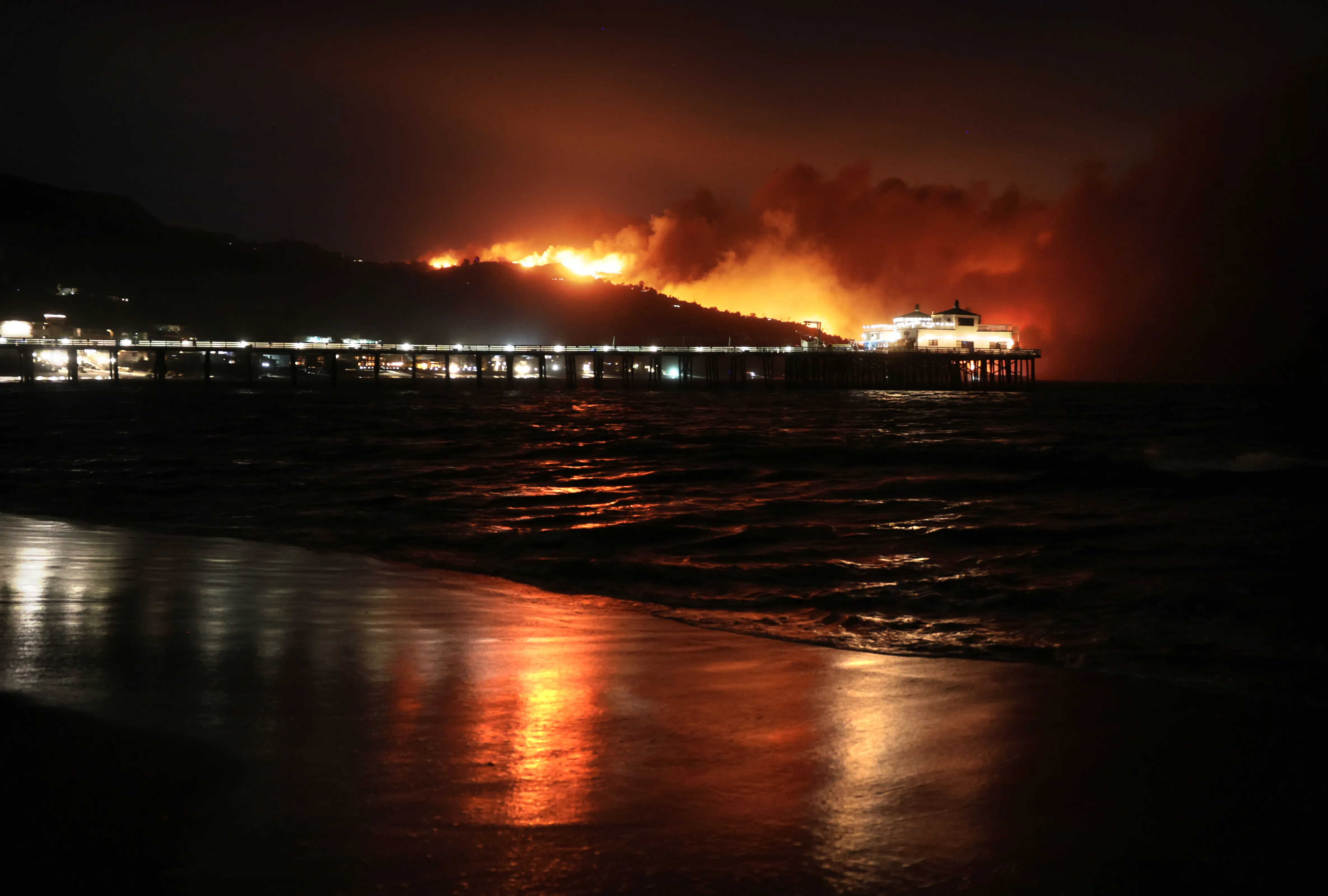 由於山火肆虐洛杉磯更多地區，馬里布市敦促居民做好離開家園的準備；西爾瑪撤離命令