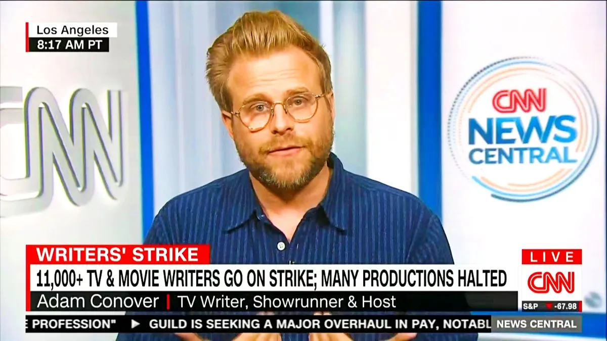 亞當康諾弗 (Adam Conover) 在作家罷工期間利用 CNN 自己的廣播節目嘲諷老闆的薪水