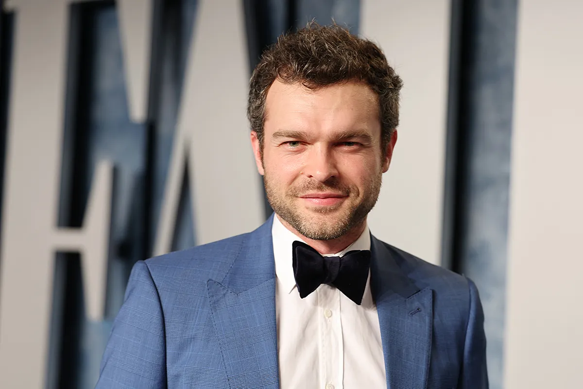 奧爾登·埃倫瑞奇 (Alden Ehrenreich) 將他對電影的熱愛融入新短片《影子兄弟週日》中