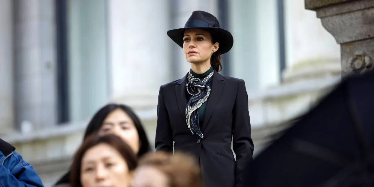 卡拉古奇諾 (Carla Gugino) 是 Netflix 影片《厄舍屋的陷落》中的女王