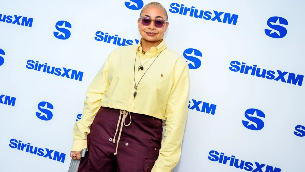 「有人說我需要這樣做才能得到演出」：Raven-Symoné 說她在 15 歲時被迫接受縮胸手術