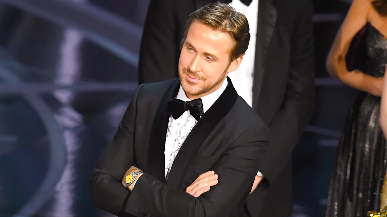 瑞恩高斯林 (Ryan Gosling) 在《芭比》片場的第一張照片就在這裡，讓我們說一下，yeehaw