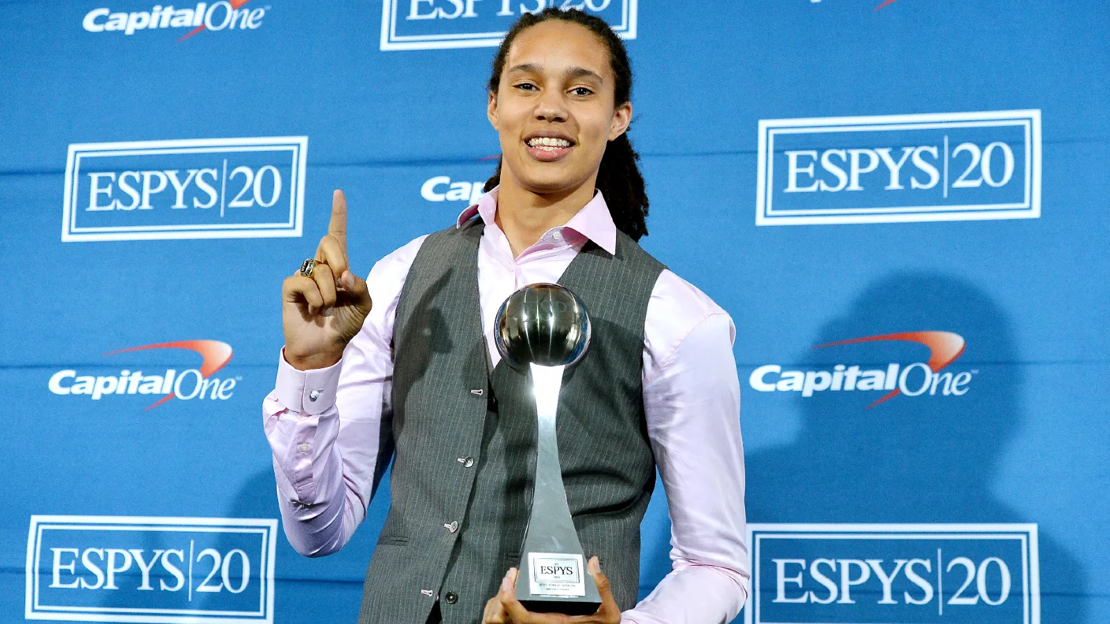 Ngôi sao WNBA Brittney Griner cuối cùng cũng được về nhà sau 10 tháng ngồi tù ở Nga