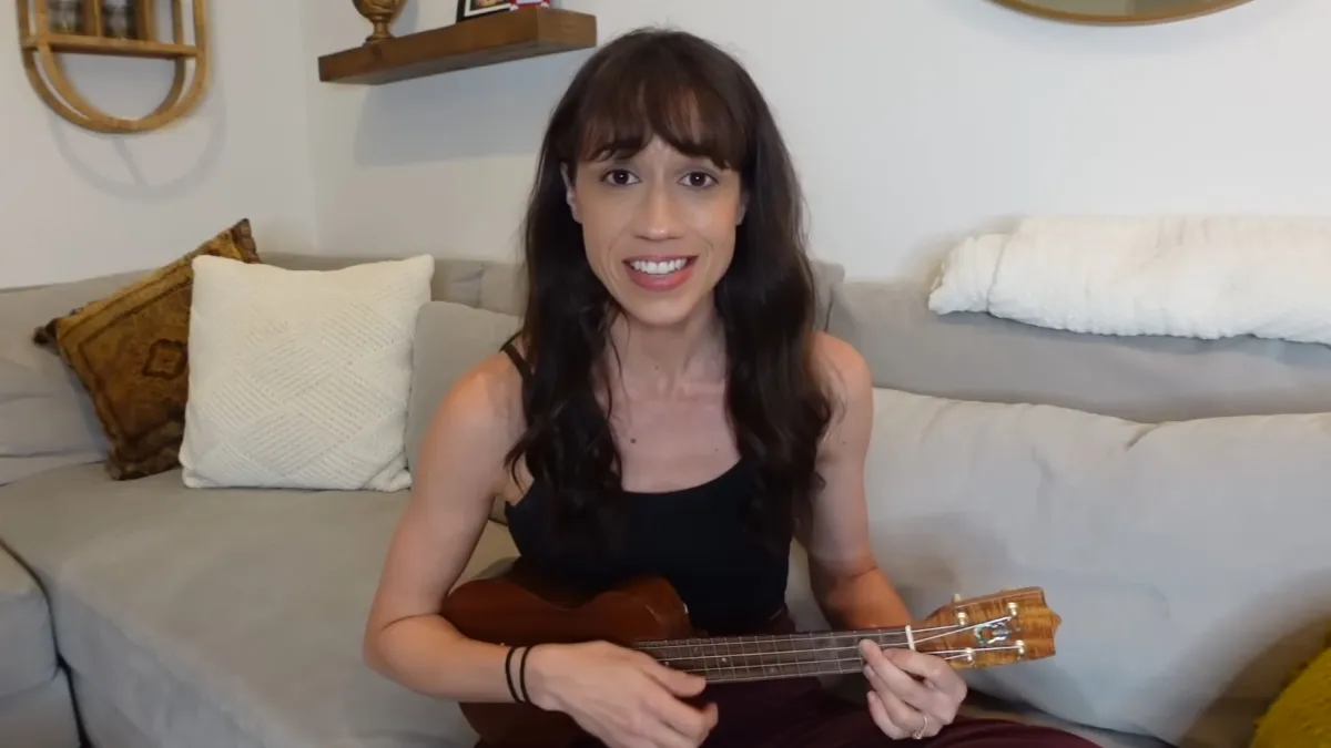 科琳·巴林格 (Colleen Ballinger) 在一首奇怪的 10 分鐘歌曲中回應了儀容指控