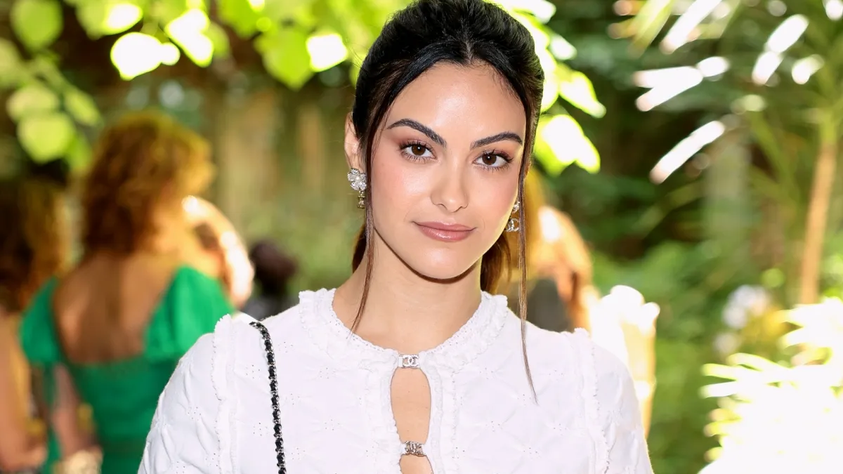 卡米拉門德斯 (Camila Mendes) 飾演淡藍色伴娘和低調的海洋女神