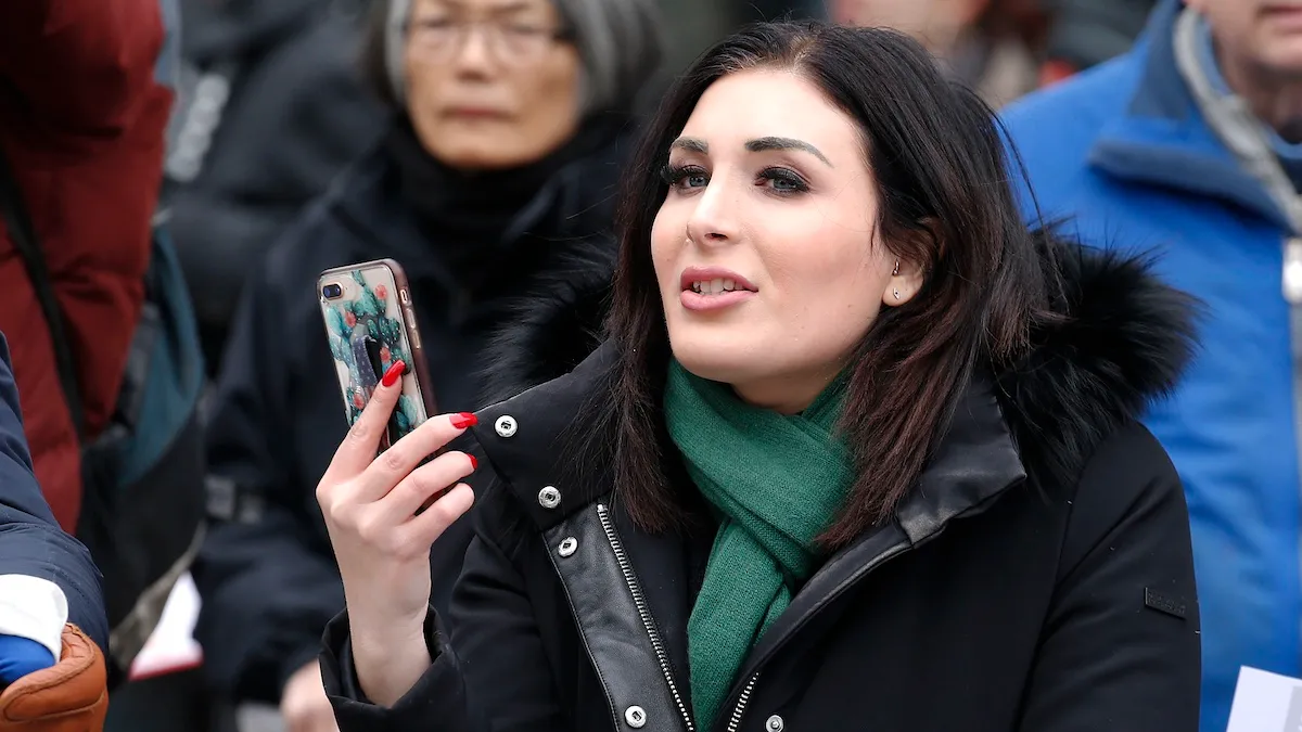 別擔心，夥計們 ⏤ 勞拉·盧默 (Laura Loomer) 確切地知道這些新澤西無人機屬於誰，以及為什麼它們是喬·拜登的錯