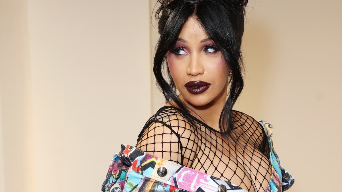 「到底是什麼讓你認為我的孩子受到了虐待？」：Cardi B 強忍著淚水，猛烈抨擊兒童保護服務機構「騷擾」她