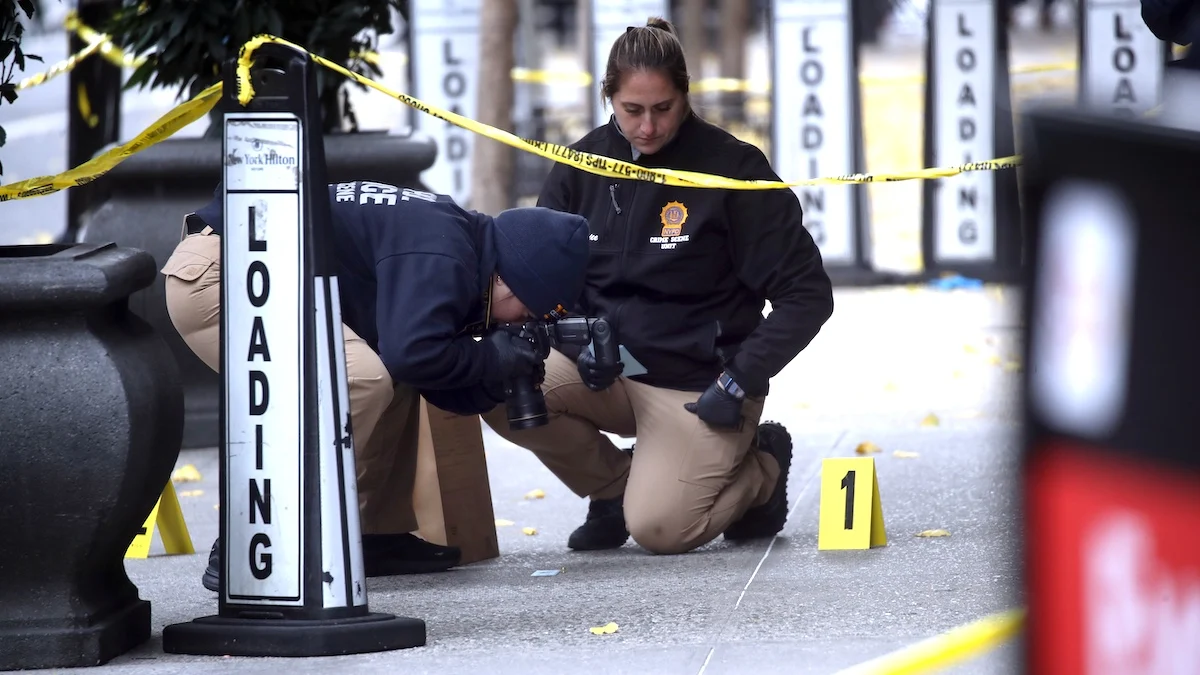 警方在曼哈頓聯合醫療保健執行長殺手使用的彈殼上發現的三個險惡的字樣是什麼意思？