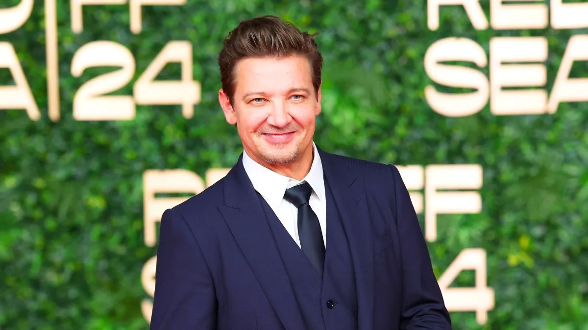 傑瑞米雷納 (Jeremy Renner) 與鋼鐵人 (Iron Man) 與鏟雪機的親密接觸後，對鋼鐵人進行了激烈的爭辯