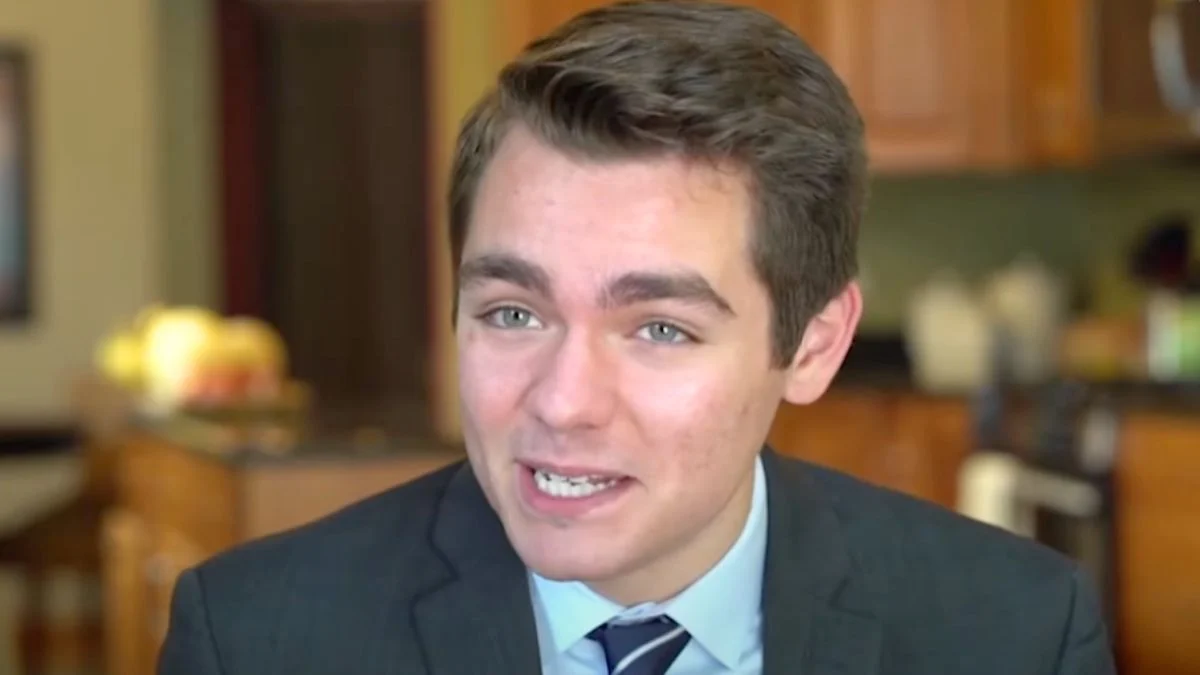 永遠單身的白人至上主義者尼克·富恩特斯 (Nick Fuentes) 說，“你的妻子是你的領地”，據傳他是金賽 6 號同性戀者