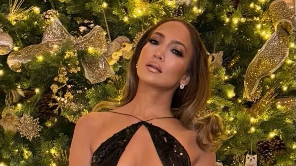 “多麼棒的服務啊！”珍妮佛洛佩茲 (Jennifer Lopez) 穿著帶有嚴重胸部鏤空的復仇連身裙，看起來就像一個完整的零食