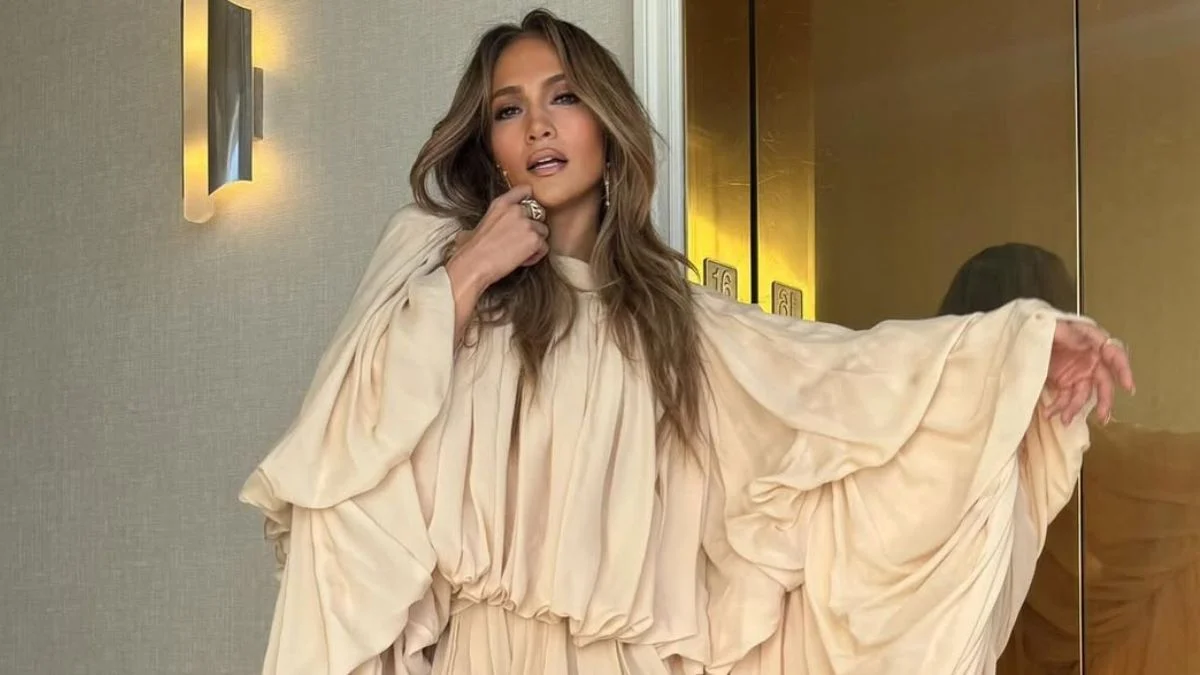 「真正勢不可擋」：珍妮佛洛佩茲 (Jennifer Lopez) 將亮片換成厚臉皮的超大套裝，讓粉絲們陷入瘋狂