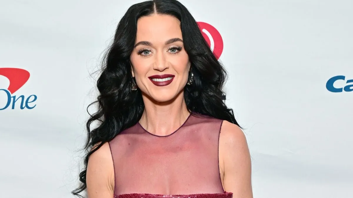 凱蒂佩芮 (Katy Perry) 以透明閃光禮服和鏡面舞會連身裙延續她性感的假日時尚風格