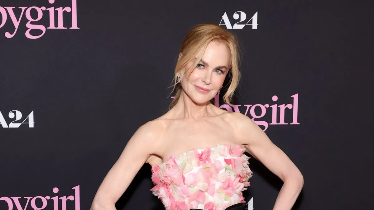 妮可基嫚 (Nicole Kidman) 再次驚艷亮相，身穿淡粉色碎花連身裙亮相“Babygirl”紅毯，吸引眾人目光